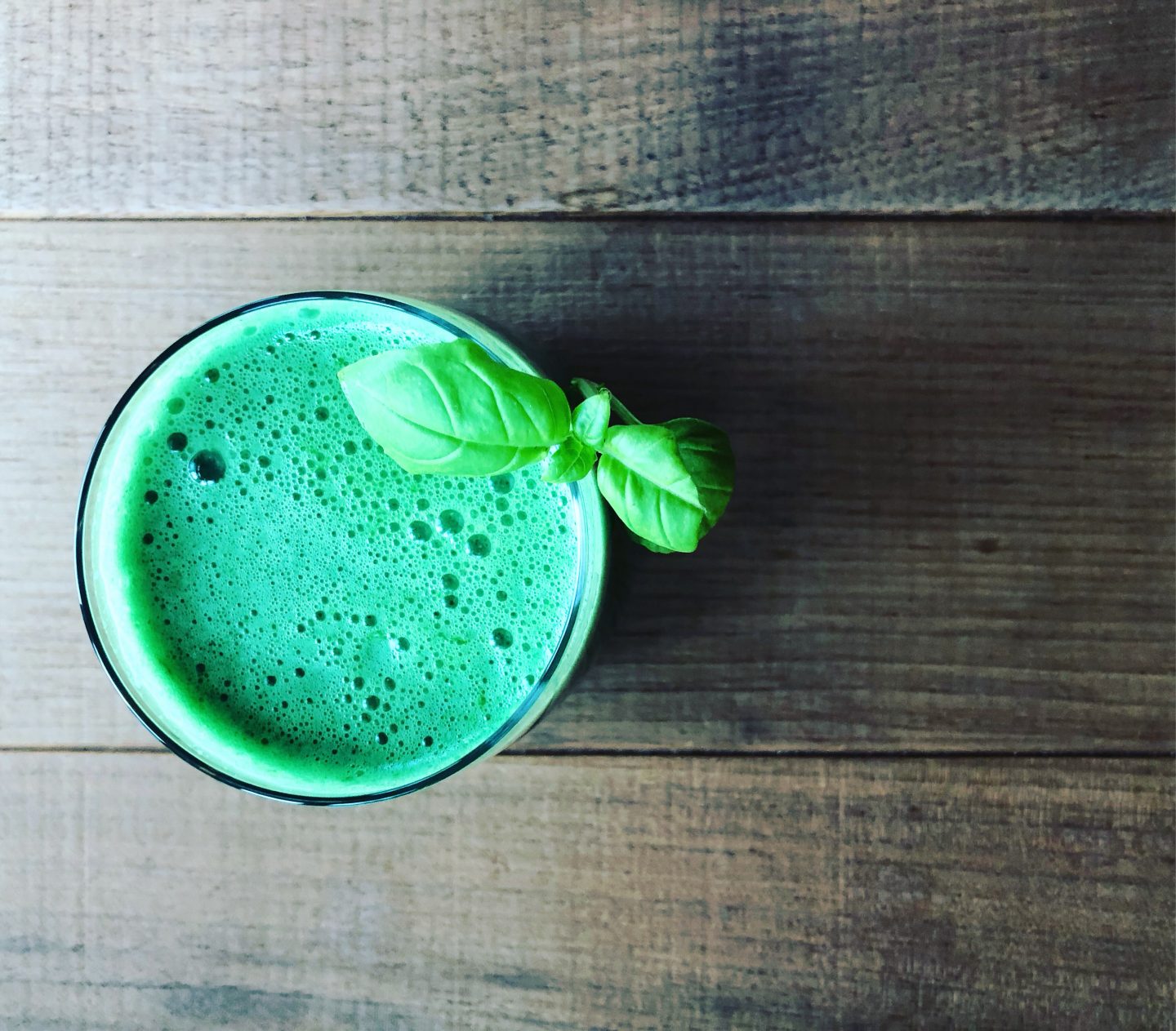 Basilikum und Algen- Green Smoothie zum Entgiften