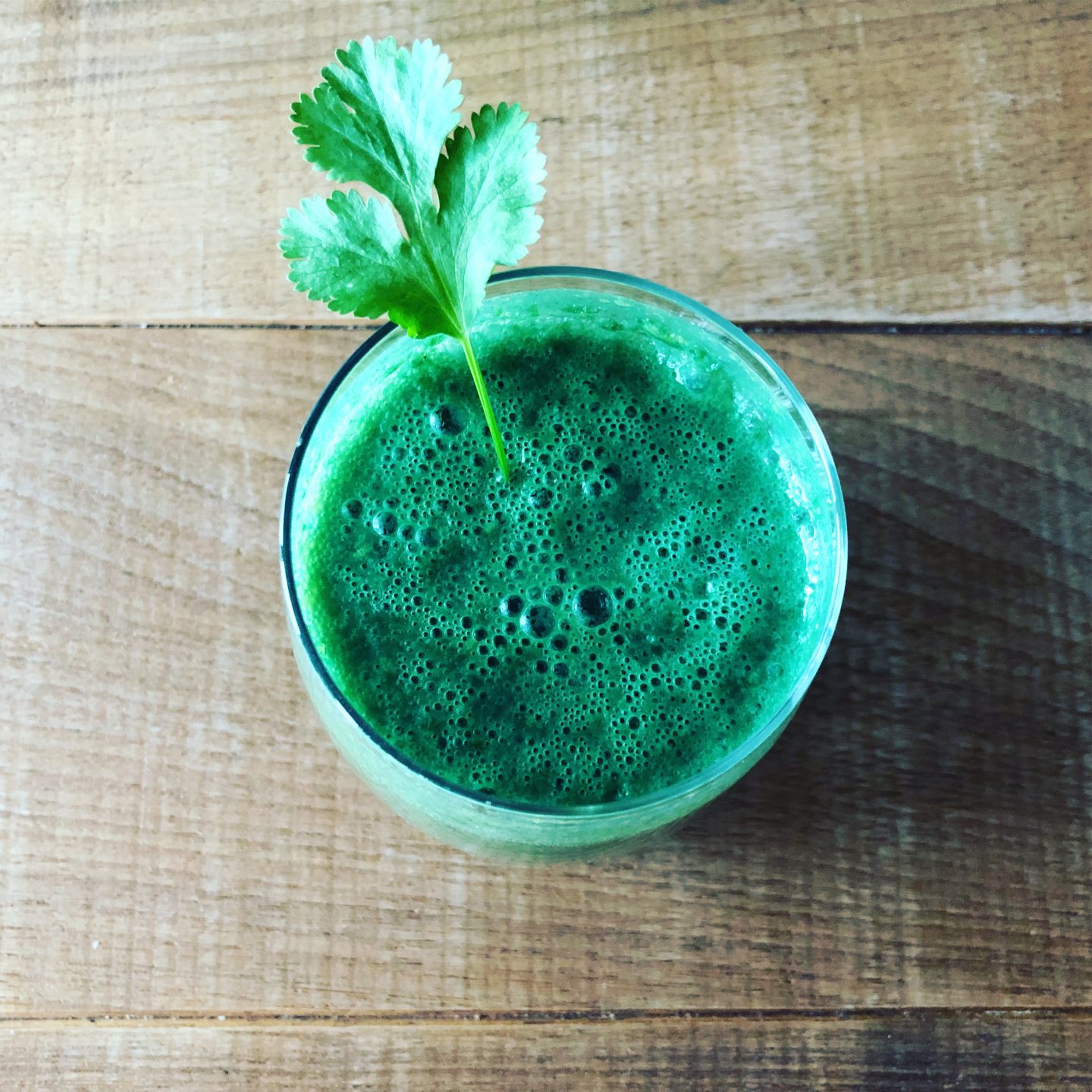 Green Smoothie mit frischem Koriander - super zum Entgiften