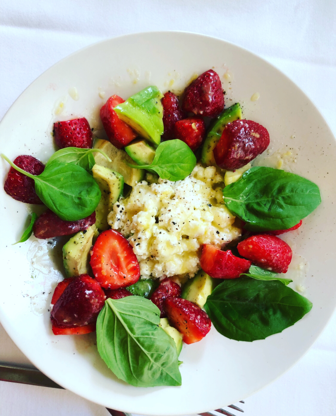 sommerlicher Erdbeersalat – Erdbeeren mit Avocado und Ziegenkäse